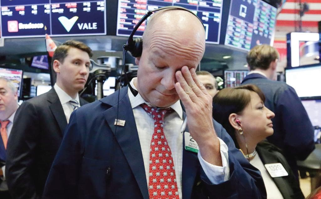  شظايا الحرب التجارية .. «الأحمر» يجتاح الأسهم العالمية واليوان الصيني ينهار 