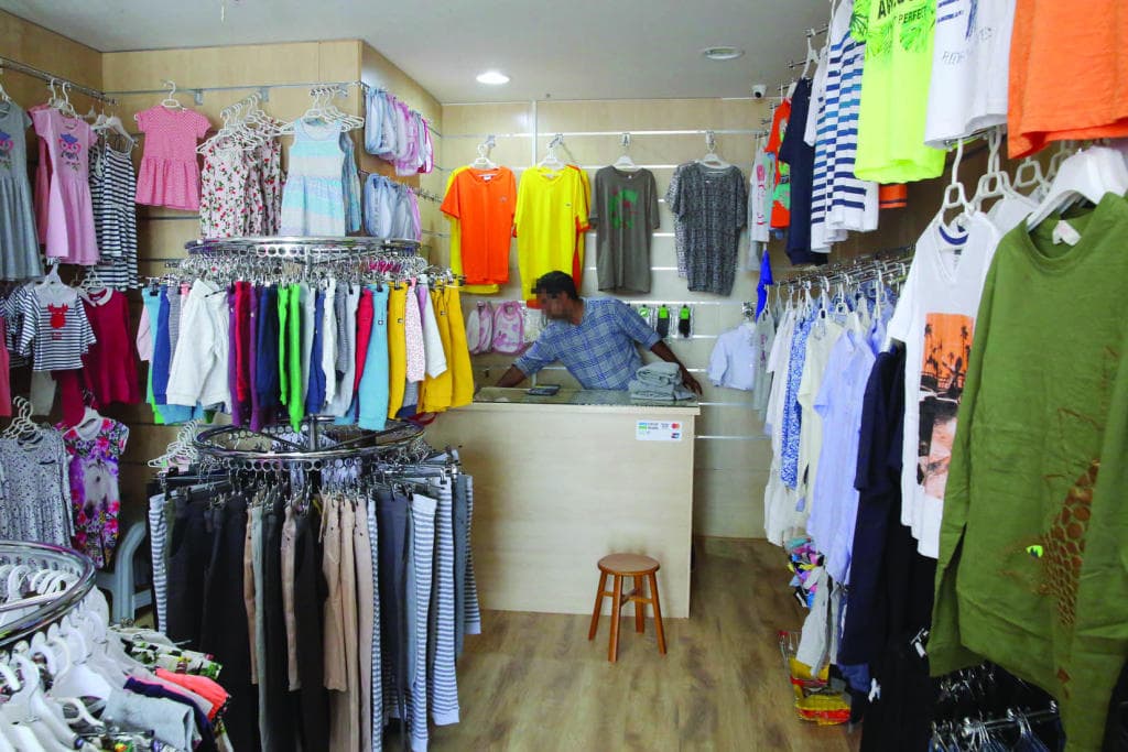 أول يوم لتوطين 4 أنشطة تجارية .. إغلاق محال وهروب عمالة