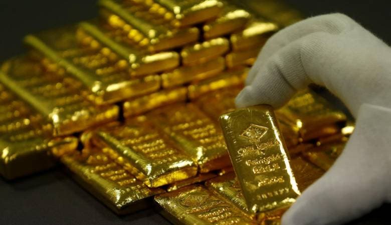 الذهب يرتفع مع تراجع الدولار بفعل بيانات أمريكية هزيلة