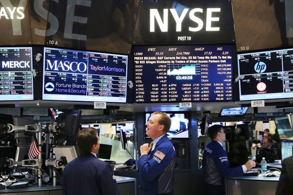 الأسهم الأمريكية تبدأ تعاملاتها مرتفعة قبيل رفع متوقع لسعر الفائدة