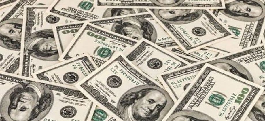 الدولار يرتفع مع تضرر عملات منافسة من مخاوف الحرب التجارية