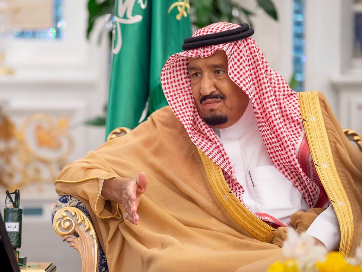 الملك يشيد بجهود مؤسسة النقد في تحقيق أهداف رؤية 2030 بعد تسلمه تقريرها السنوي