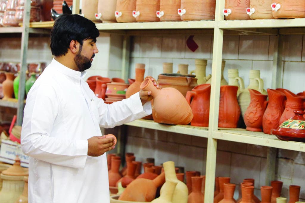 الفواخري .. مهنة تقاوم الاحتضار ويهددها البلاستيك والزجاج .. وقلة المحترفين