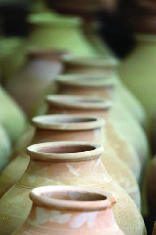 الفواخري .. مهنة تقاوم الاحتضار ويهددها البلاستيك والزجاج .. وقلة المحترفين