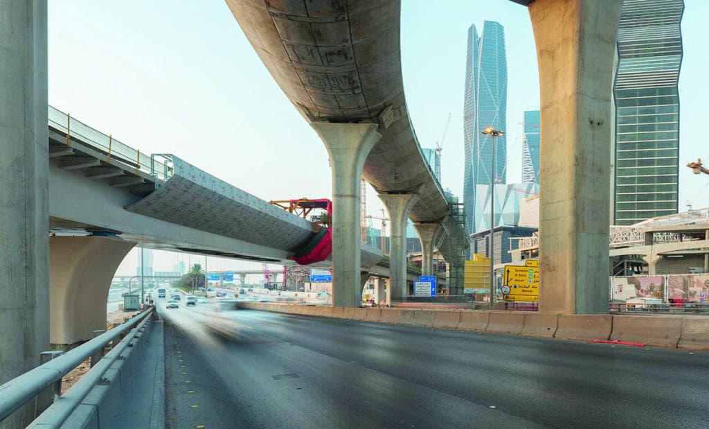 بعد إنجاز أعمال الأنفاق والمسارات .. مترو الرياض ينتهي من تركيب الجسور