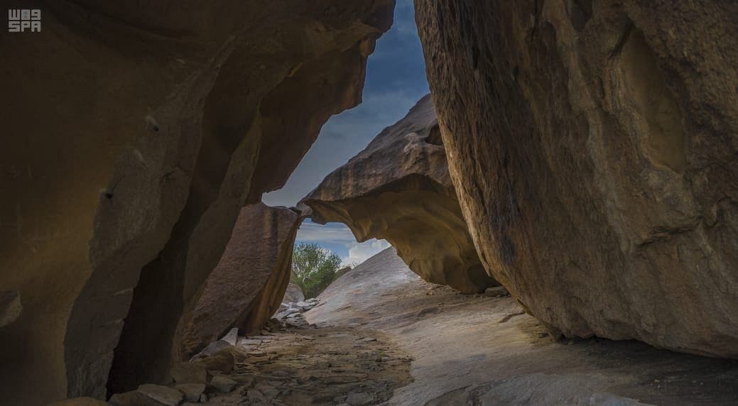 كهوف ومغارات جبل شدا في الباحة يعود تاريخها إلى 3000 سنة