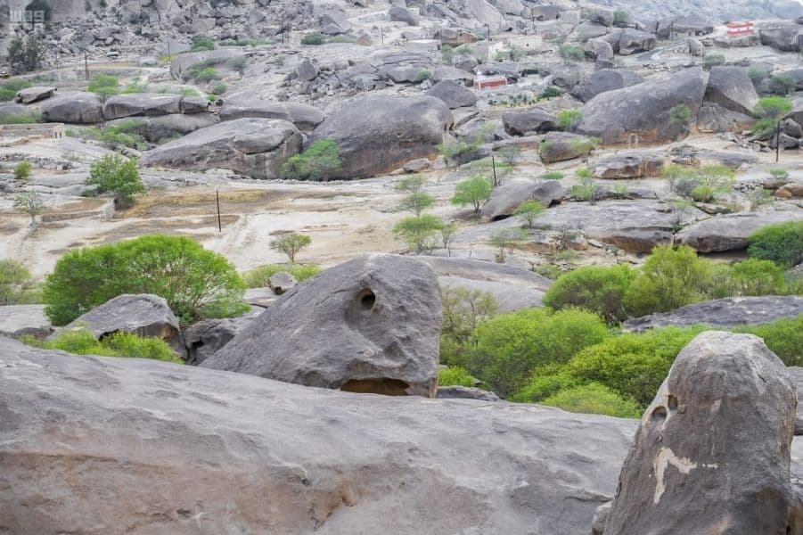 كهوف ومغارات جبل شدا في الباحة يعود تاريخها إلى 3000 سنة