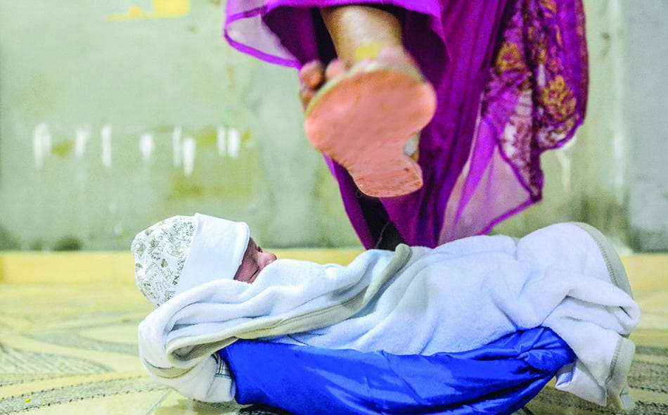 «السبوع» .. تراث عالمي يتجاذبه
التطير والفأل الحسن