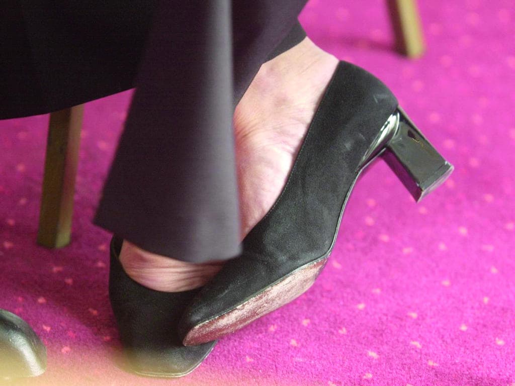 صناعة الأحذية تتجاهل أقدام النساء الكبيرة