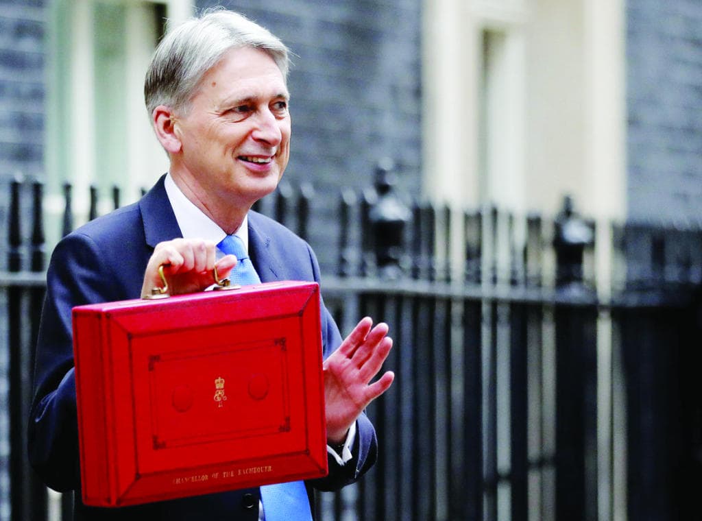  هاموند يوزع هدايا «المالية العامة» والابتسامات على الناس 