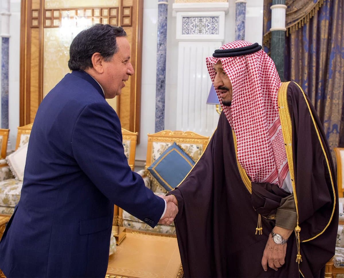خادم الحرمين الشريفين يتسلم رسالة من رئيس الجمهورية التونسية