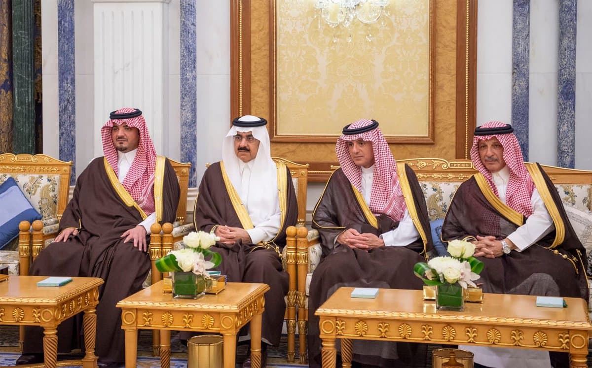 خادم الحرمين الشريفين يتسلم رسالة من رئيس الجمهورية التونسية