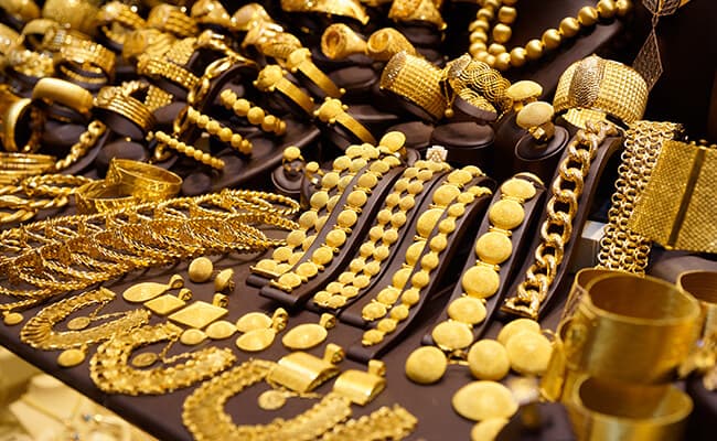 الذهب يرتفع إلى 1246 دولارا للأوقية مع تراجع الدولار وأسواق الأسهم