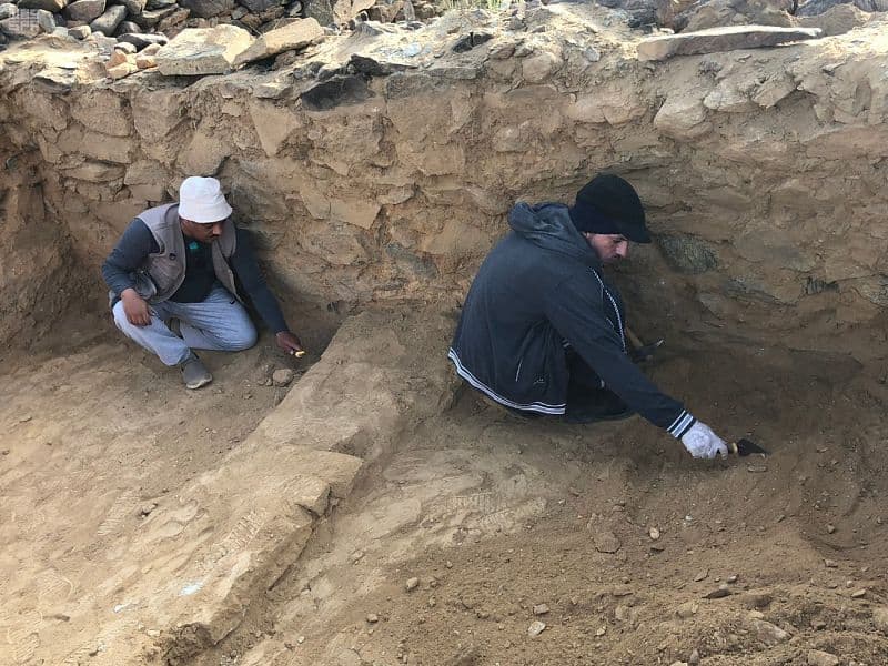 هيئة السياحة تستأنف أعمال التنقيب بموقع عشم الأثري في الباحة