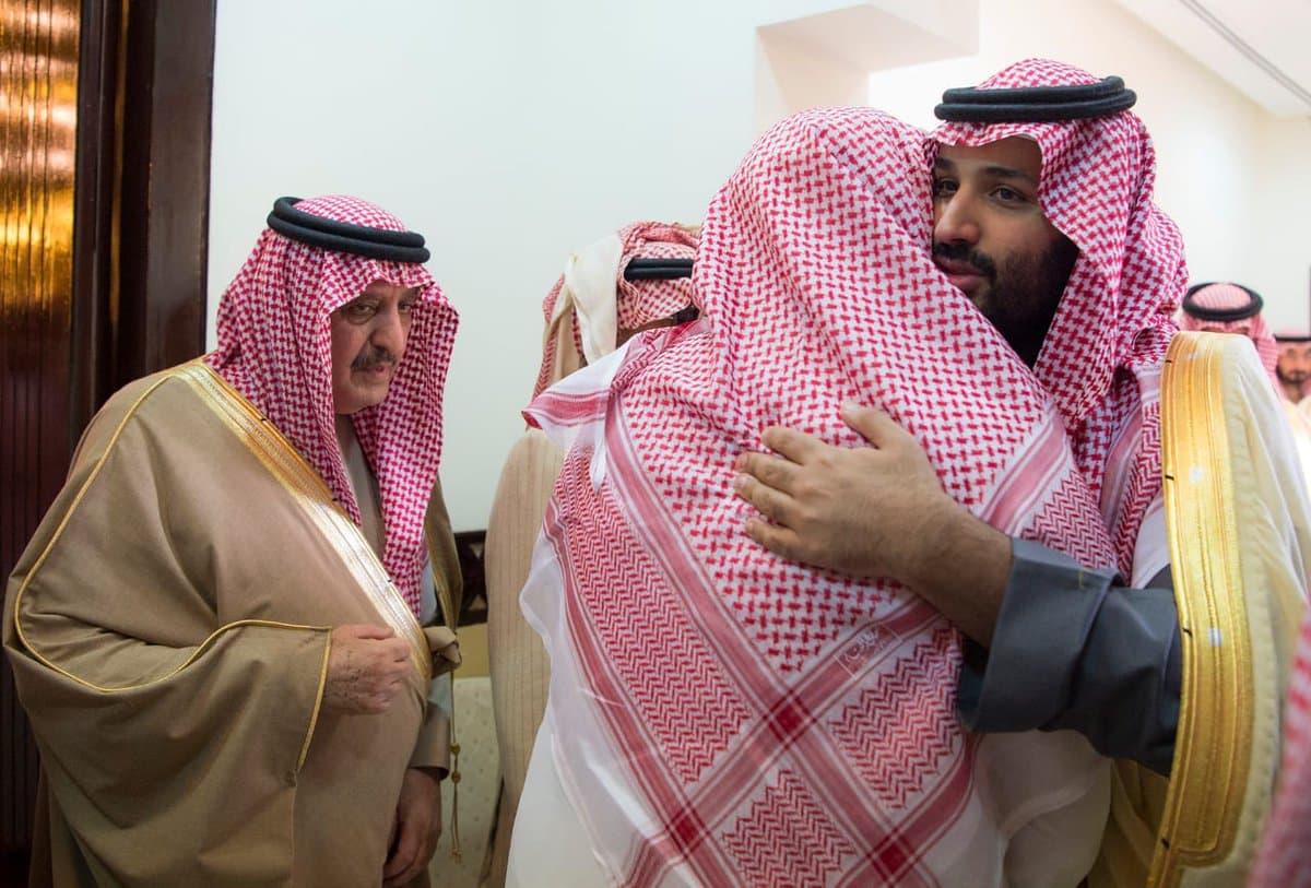 خادم الحرمين الشريفين يؤدي صلاة الميت على الأمير طلال بن عبدالعزيز