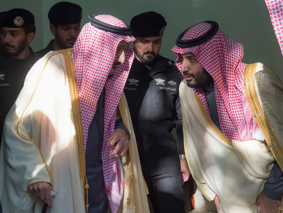 خادم الحرمين الشريفين يؤدي صلاة الميت على الأمير طلال بن عبدالعزيز