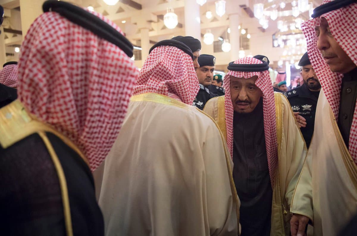 خادم الحرمين الشريفين يؤدي صلاة الميت على الأمير طلال بن عبدالعزيز