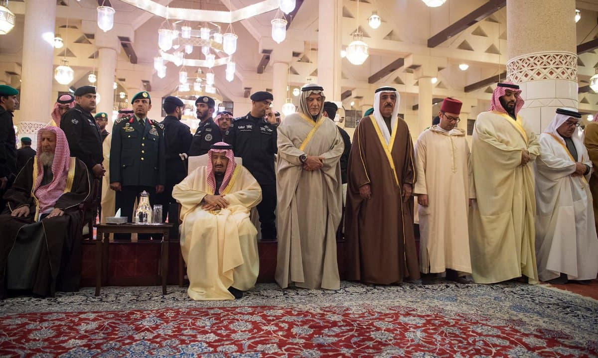 خادم الحرمين الشريفين يؤدي صلاة الميت على الأمير طلال بن عبدالعزيز