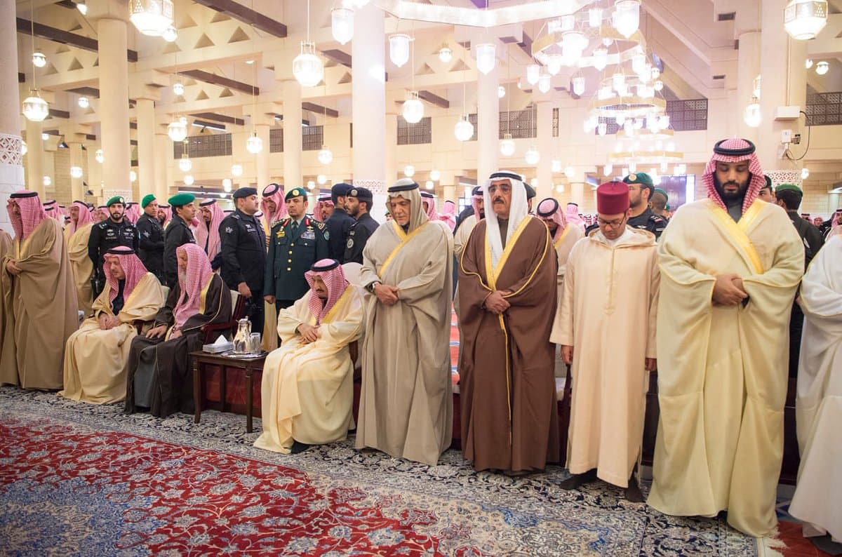 خادم الحرمين الشريفين يؤدي صلاة الميت على الأمير طلال بن عبدالعزيز