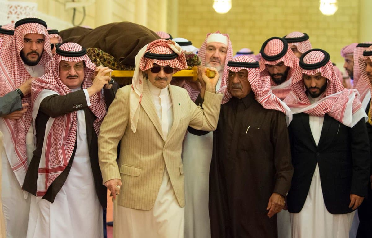 خادم الحرمين الشريفين يؤدي صلاة الميت على الأمير طلال بن عبدالعزيز