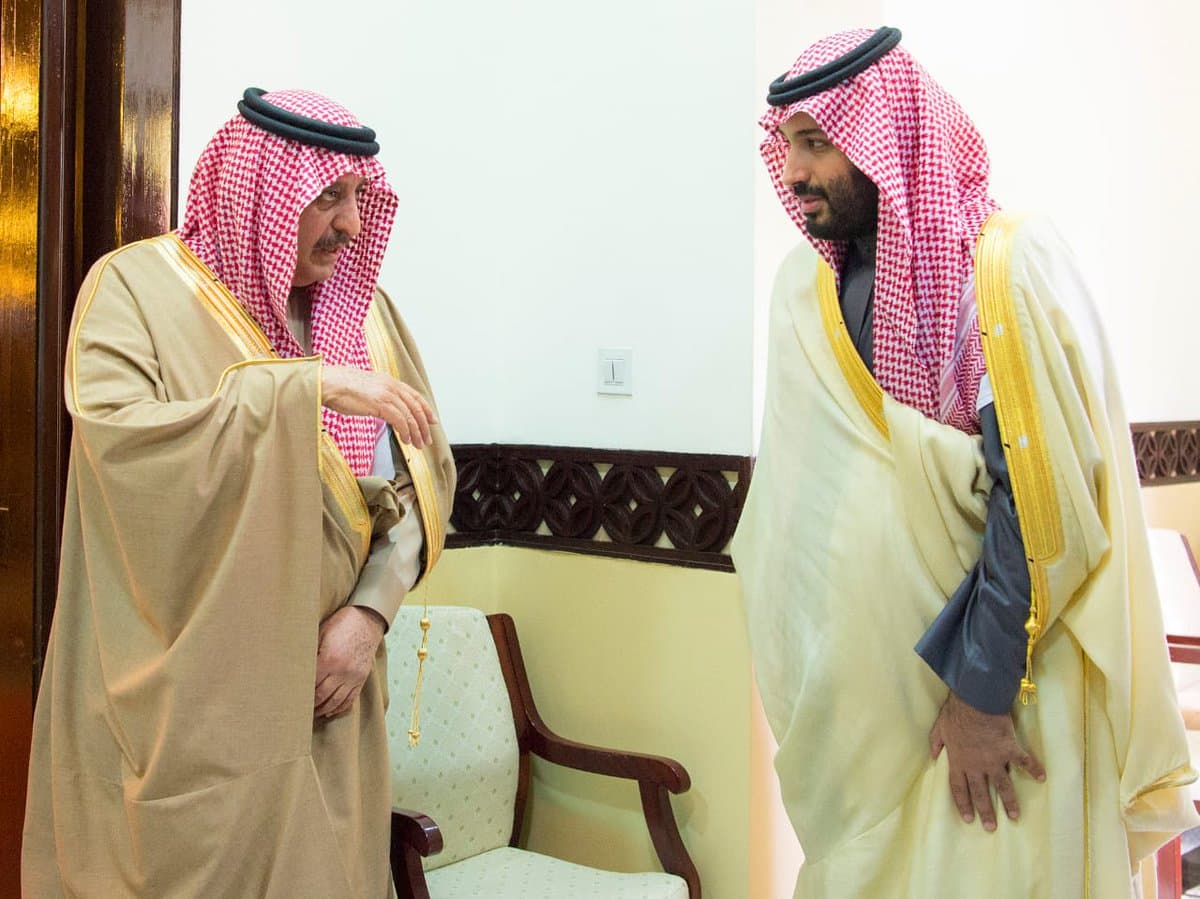 خادم الحرمين الشريفين يؤدي صلاة الميت على الأمير طلال بن عبدالعزيز