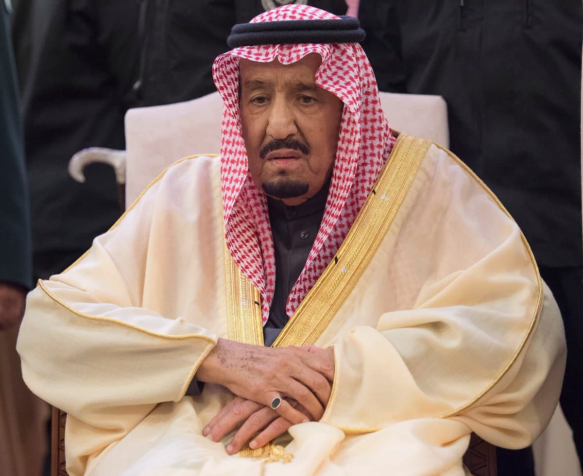 خادم الحرمين الشريفين يؤدي صلاة الميت على الأمير طلال بن عبدالعزيز