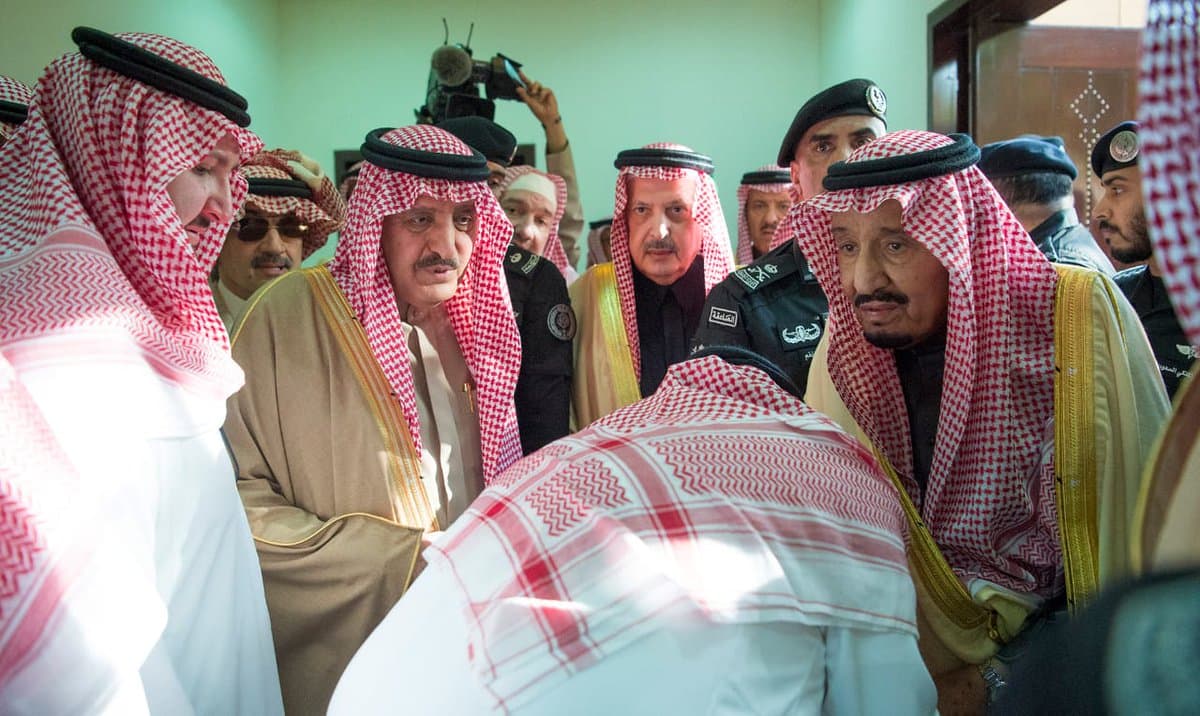 خادم الحرمين الشريفين يؤدي صلاة الميت على الأمير طلال بن عبدالعزيز