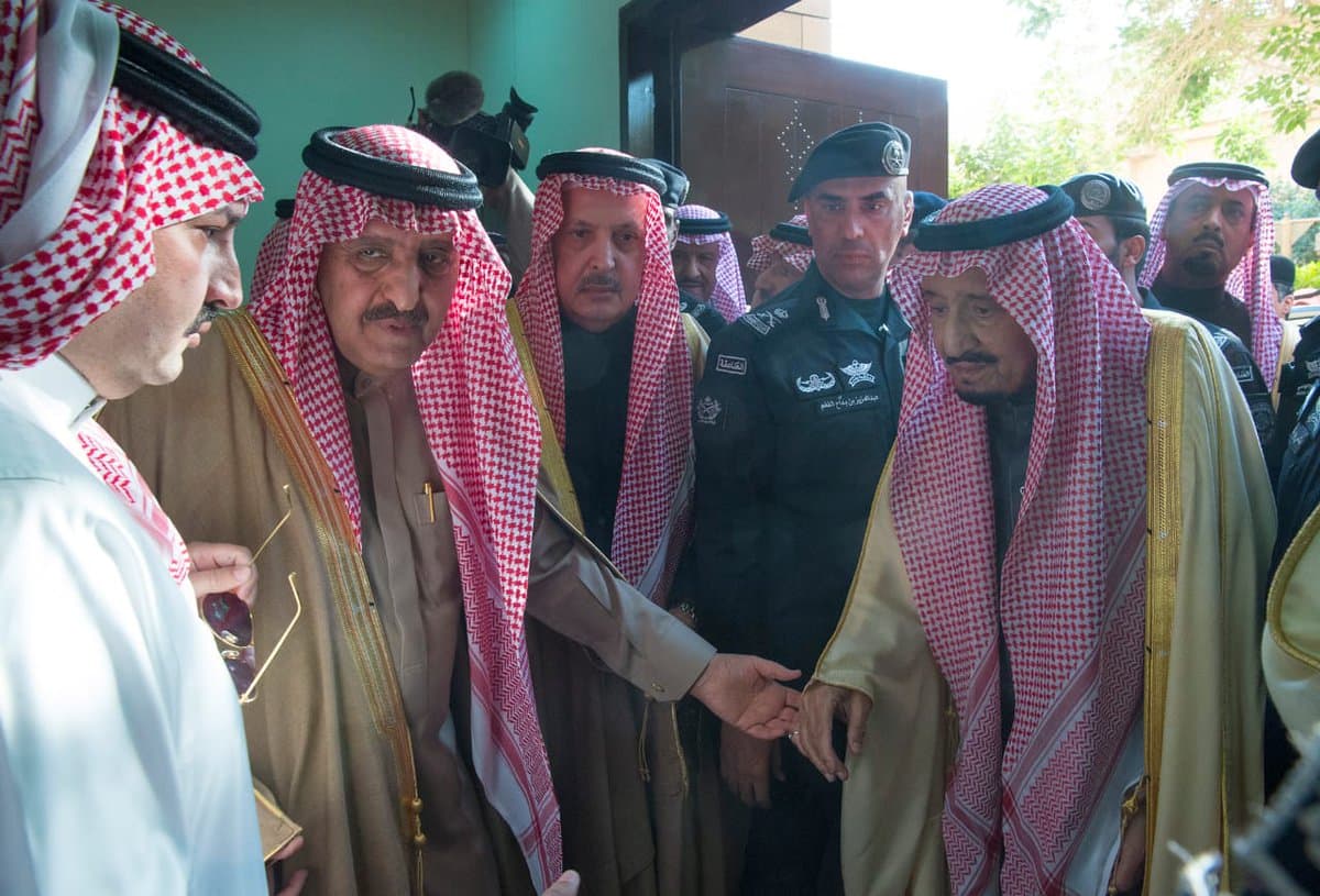 خادم الحرمين الشريفين يؤدي صلاة الميت على الأمير طلال بن عبدالعزيز