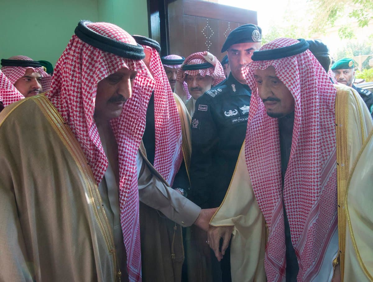خادم الحرمين الشريفين يؤدي صلاة الميت على الأمير طلال بن عبدالعزيز
