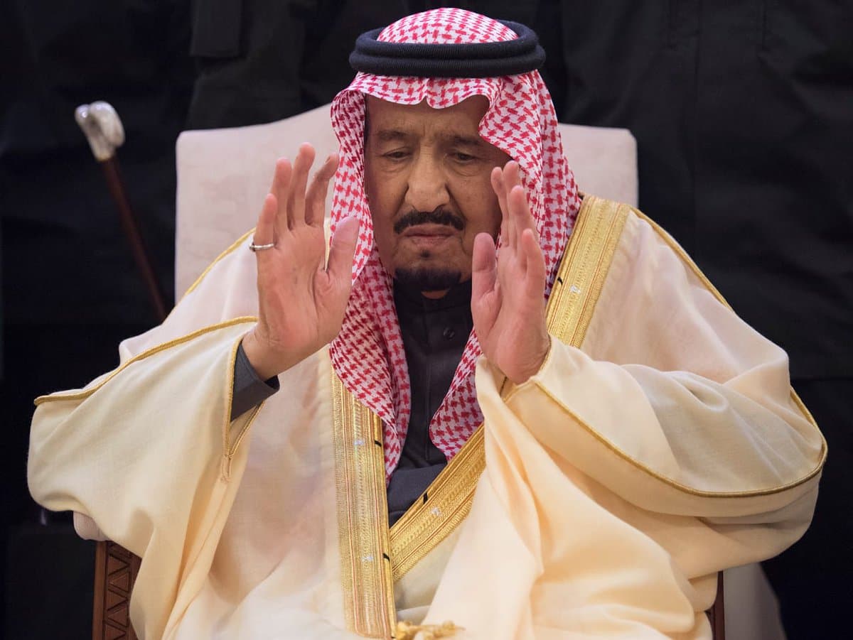 خادم الحرمين الشريفين يؤدي صلاة الميت على الأمير طلال بن عبدالعزيز