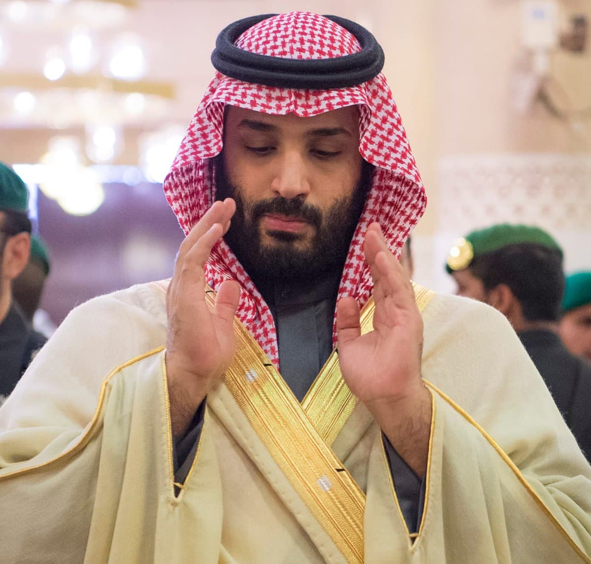 خادم الحرمين الشريفين يؤدي صلاة الميت على الأمير طلال بن عبدالعزيز