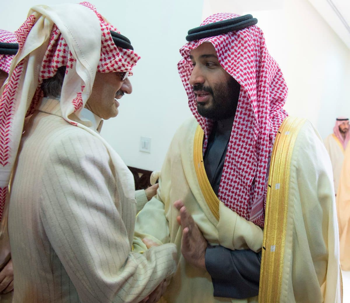 خادم الحرمين الشريفين يؤدي صلاة الميت على الأمير طلال بن عبدالعزيز