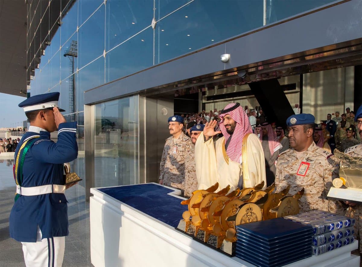 ولي العهد يرعى حفل تخريج الدفعة 95 من طلبة كلية الملك فيصل الجوية