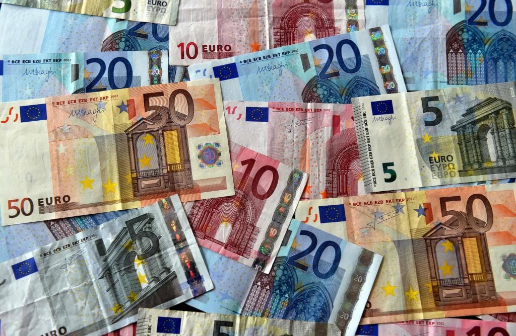 بعد عشرين عاما على إطلاقه.. اليورو عملة كبرى ينقصها التضامن الأوروبي