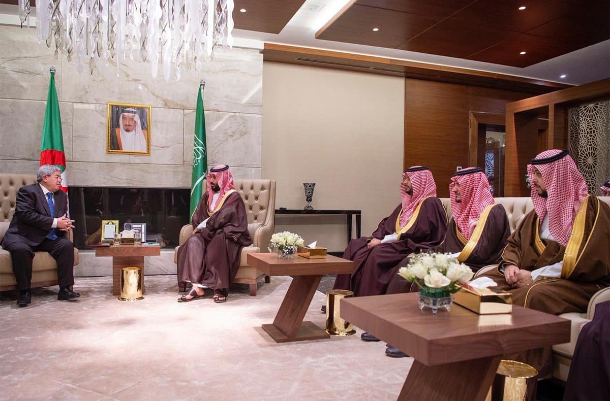 ولي العهد يلتقي الوزير الأول الجزائري
