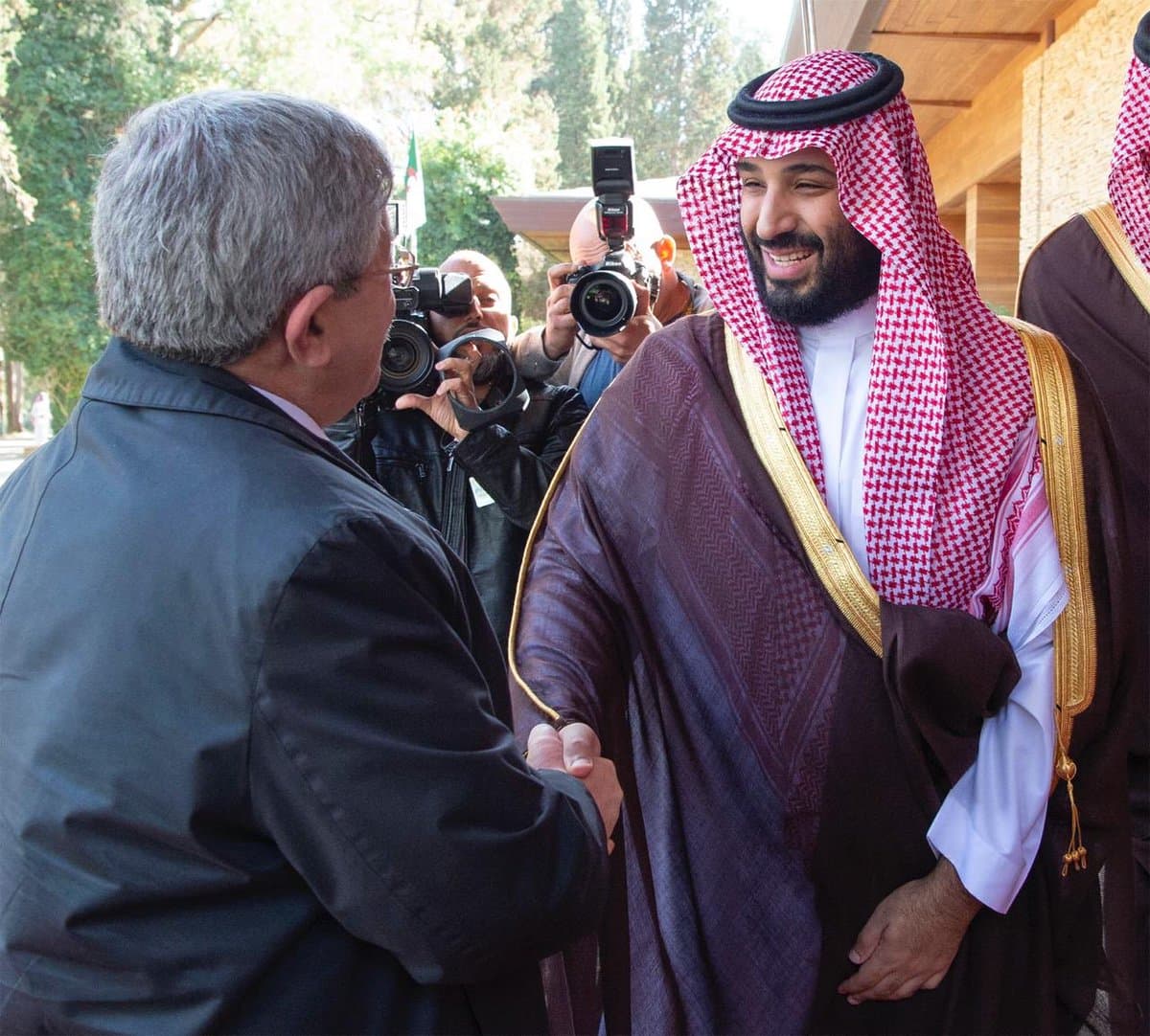 ولي العهد يلتقي الوزير الأول الجزائري