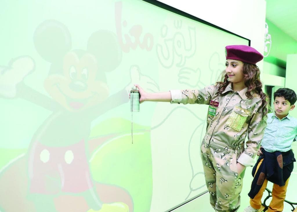 ارتداء الزي العسكري .. تحية الأطفال لأبطال الحد الجنوبي