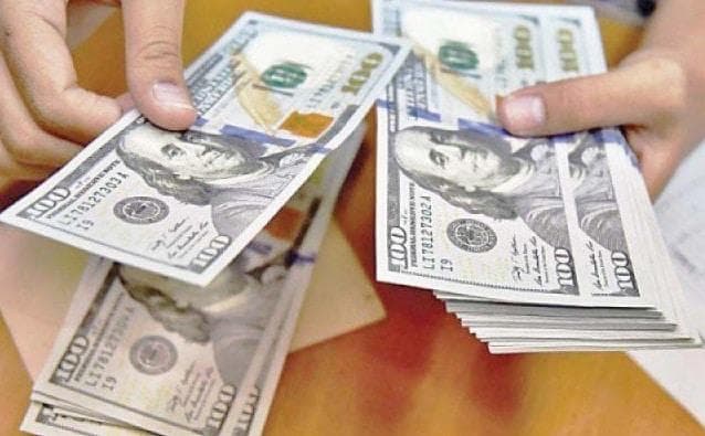 الدولار يتراجع مع هبوط عوائد السندات الأمريكية