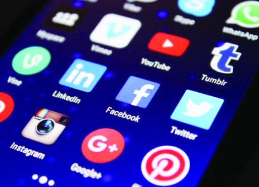 الاختلال السلوكي والقرارات الخاطئة أبرز سلبيات الإفراط في استخدام "فيسبوك"