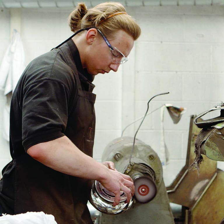 كأس آسيا «إنجليزية» .. 15 كجم من الفضة