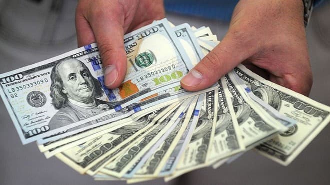 الدولار يتعافى من هبوط سجله في أعقاب بيانات ضعيفة