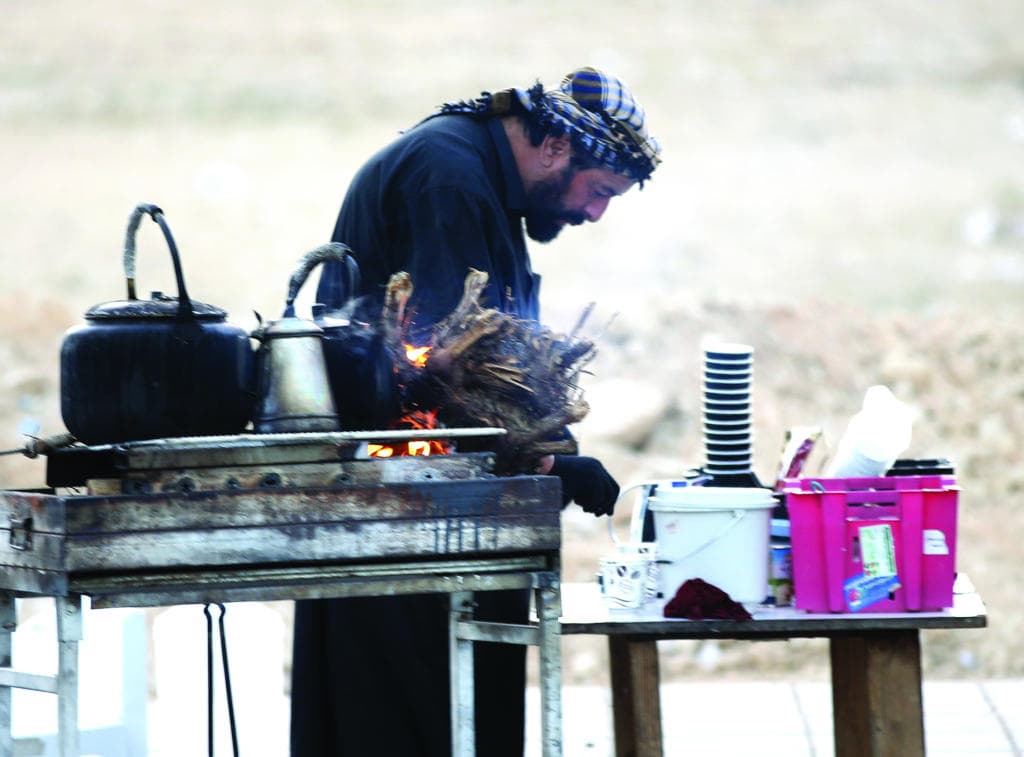 وافدون هاربون من «التوطين» يزاحمون السعوديين على التجارة الموسمية