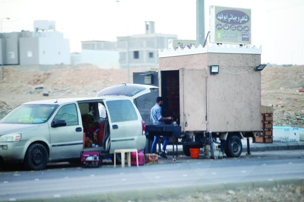 وافدون هاربون من «التوطين» يزاحمون السعوديين على التجارة الموسمية