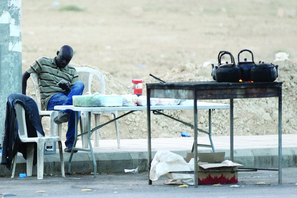 وافدون هاربون من «التوطين» يزاحمون السعوديين على التجارة الموسمية