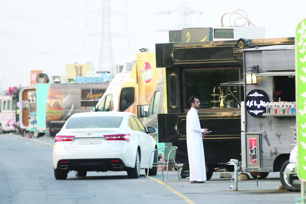 وافدون هاربون من «التوطين» يزاحمون السعوديين على التجارة الموسمية