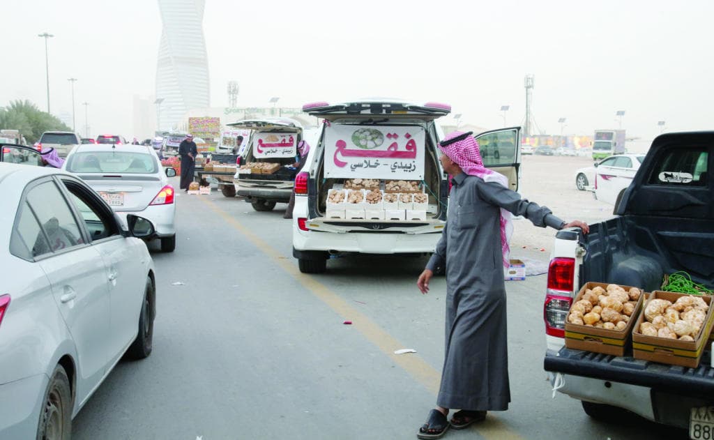 وافدون هاربون من «التوطين» يزاحمون السعوديين على التجارة الموسمية