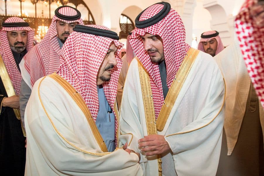 أمير الرياض يؤدي صلاة الميت على سعود الهلال