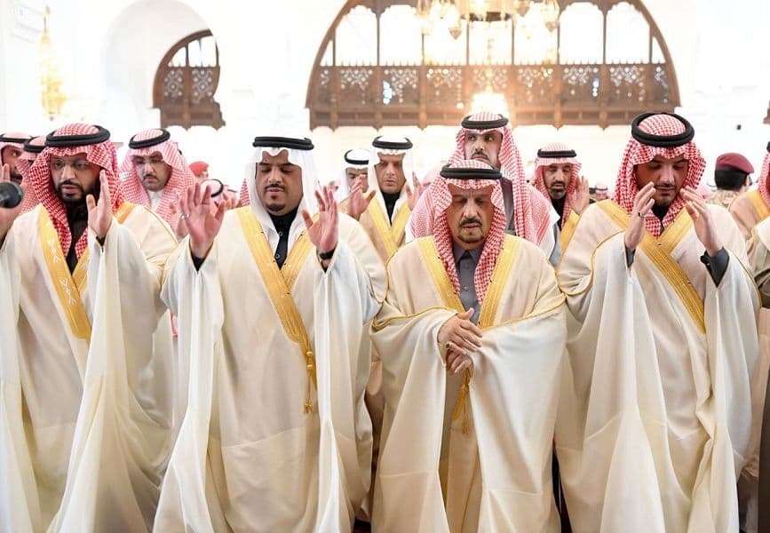 أمير الرياض يؤدي صلاة الميت على سعود الهلال
