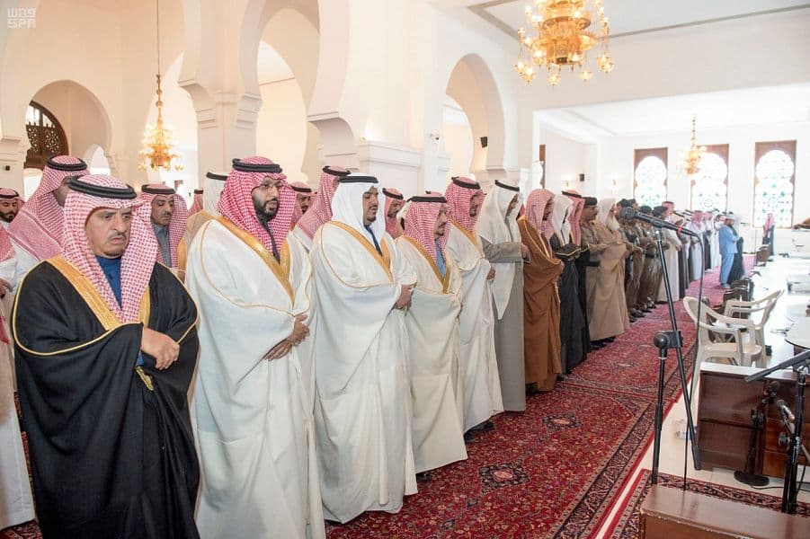 أمير الرياض يؤدي صلاة الميت على سعود الهلال