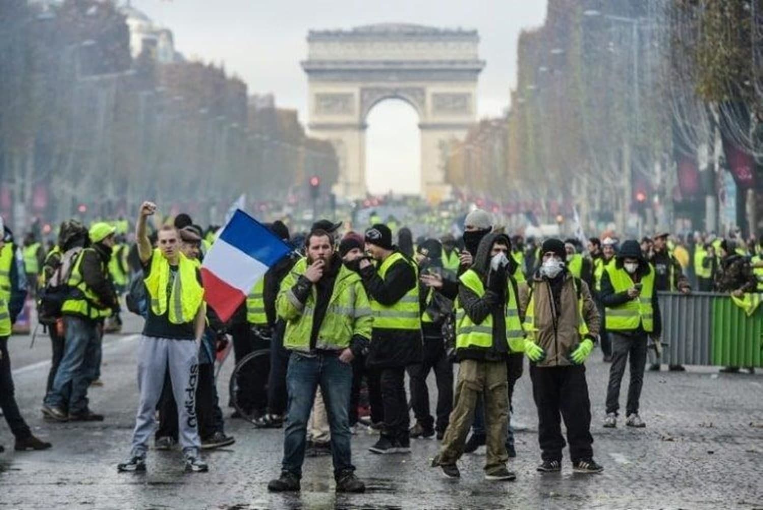 السترات الصفراء تواصل التظاهر في فرنسا للسبت الـ 13